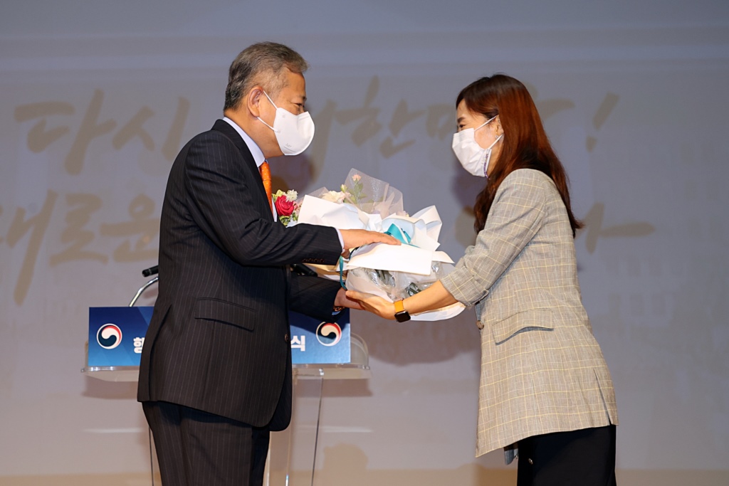 이상민 행정안전부 장관이 13일 오전 정부세종청사에서 열린 취임식에서 직원에게 축하 꽃다발를 받고 있다.