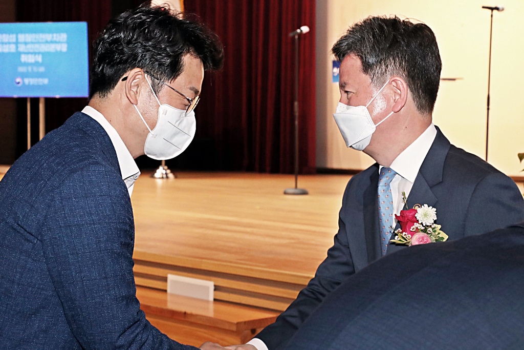 한창섭 행정안전부 차관(왼쪽)이 13일 오전 정부세종2청사 16동 대강당에서 열린 취임식에서 직원들과 인사를 나누고 있다.