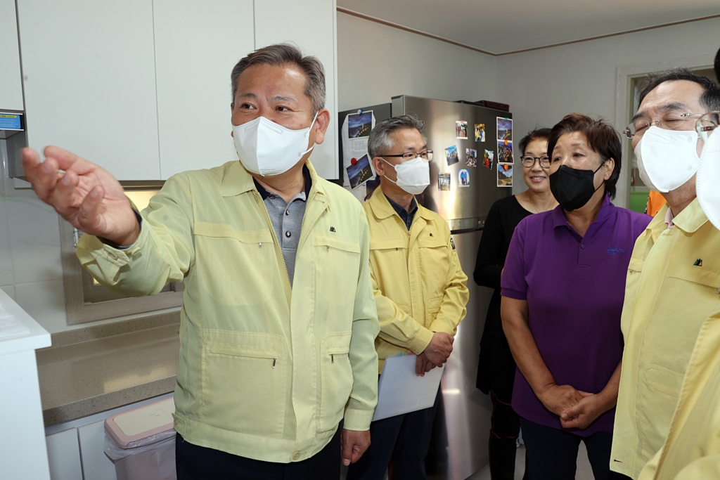 Minister of the Interior and Safety Lee Sang-min visits the forest fire-damaged area in Donghae City, Gwangwon-do, and give his ears to fire victims who undergo inconvenience staying in temporary housing on the afternoon of the 15th.