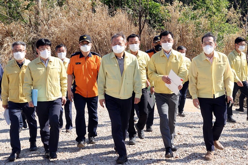 Minister of the Interior and Safety Lee Sang-min visits the forest fire-damaged area in Donghae City, Gwangwon Province, and offers consolation to the fire victims staying in temporary housing while looking around the area on the afternoon of the 15th. 