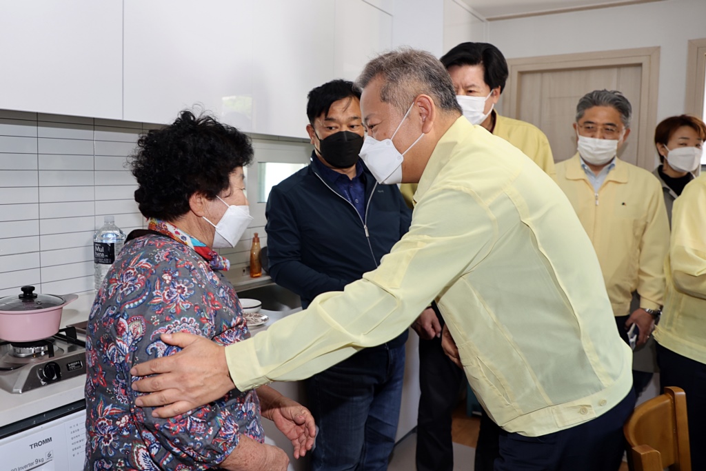 On the afternoon of the 15th, Interior Minister Lee visits the forest fire-damaged area in Uljin County, Gyeonsangbuk-do, and listens to the difficulties of the people staying in temporary housing and offers them words of solace and encouragement.