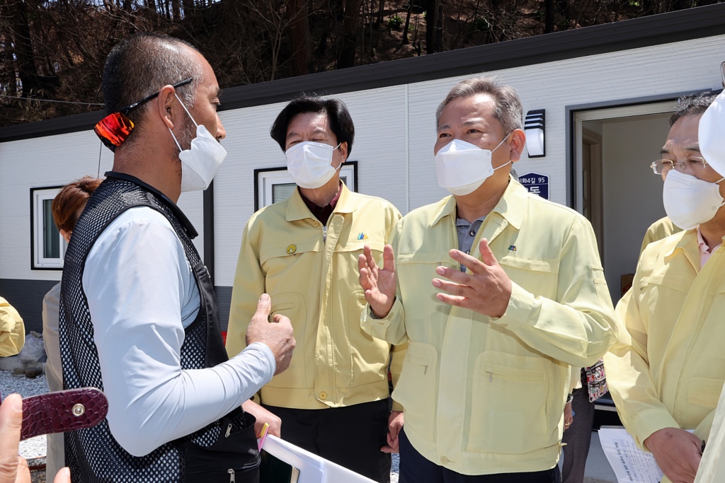 On the afternoon of the 15th, Interior Minister Lee visits the forest fire-damaged area in Uljin County, Gyeonsangbuk-do, and listens to the difficulties of the people staying in temporary housing and offers them words of solace and encouragement.