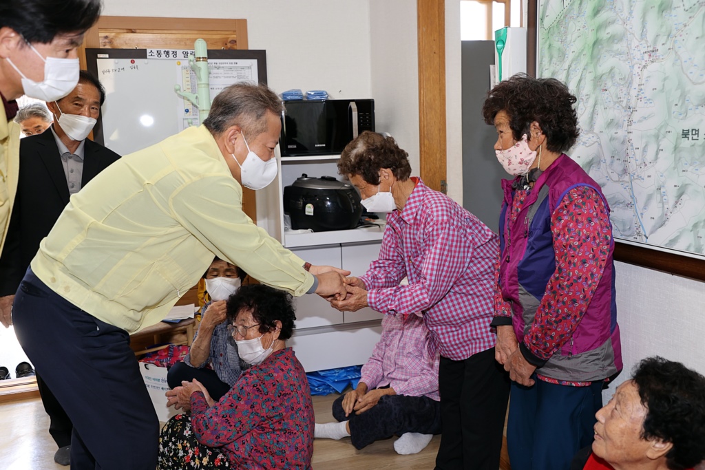 On the afternoon of the 15th, Interior Minister Lee visits the forest fire-damaged area in Uljin County, Gyeonsangbuk-do, and listens to the difficulties of the people staying in temporary housing and offers them words of solace and encouragement.