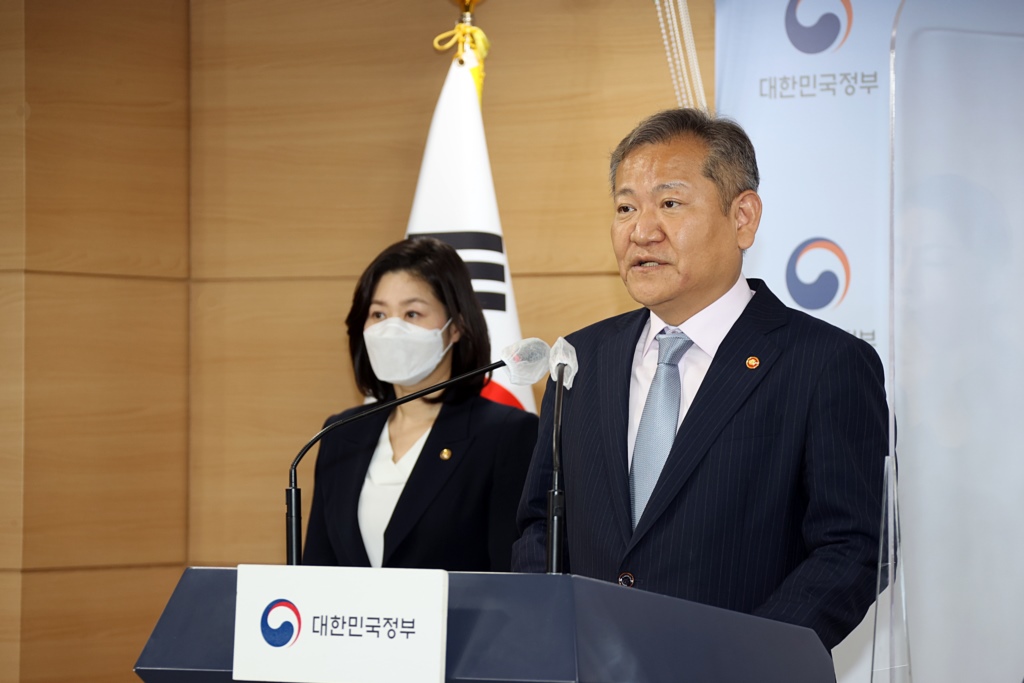 Minister of the Interior and Safety Lee Sang-min announces a statement to the public on the 8th Nationwide Local Elections at the Briefing Room of the Government Complex Seoul on the morning of the 17th.  