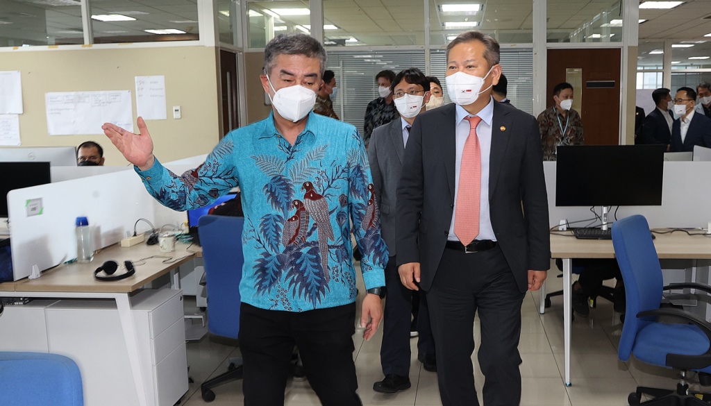 Minister Lee Sang-min at the Indonesian tax office building in Jakarta on the afternoon of the 17th (local time) inspects the Indonesian Tax Administration System building project won by a Korean company and encourages the project team.