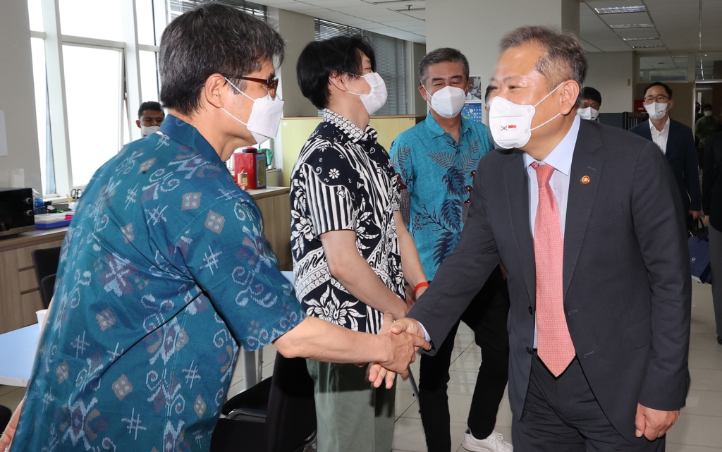 Minister Lee Sang-min at the Indonesian tax office building in Jakarta on the afternoon of the 17th (local time) inspects the Indonesian Tax Administration System building project won by a Korean company and encourages the project team.