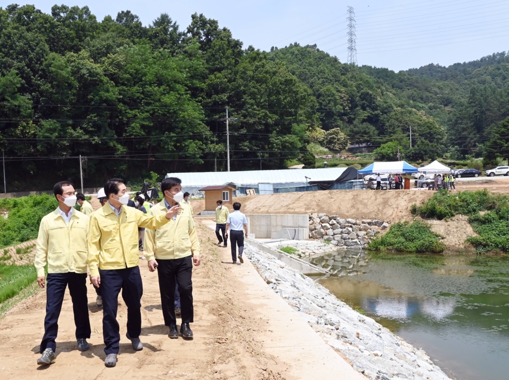 행정안전부 김성호 재난안전관리본부장이 21일 오후 충북 음성군 소이면 소재 재해위험저수지 정비사업장을 찾아 본격적인 장마철에 대비해 공사장 주변 붕괴위험, 수방 자재 관리상태, 현장시설물 현황 등을 살펴보고 있다.