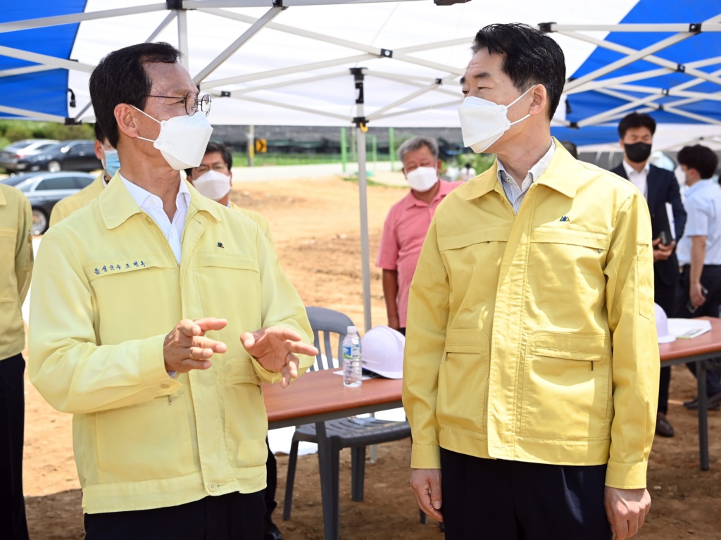행정안전부 김성호 재난안전관리본부장이 21일 오후 충북 음성군 소이면 소재 재해위험저수지 정비사업장을 방문해 조병옥 군수로부터 애로사항을 청취하고 있다