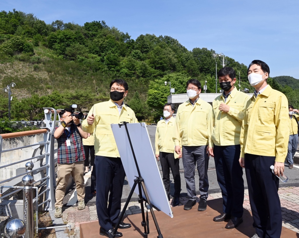 행정안전부 김성호 재난안전관리본부장이 21일 오후 강원도 횡성군 횡성댐 정상부를 찾아 우기 대비 댐 수위 관리현황을 청취하고, 홍수 시 하류 지역의 신속한 상황전파를 통한 인명피해 최소화를 당부하고 있다.