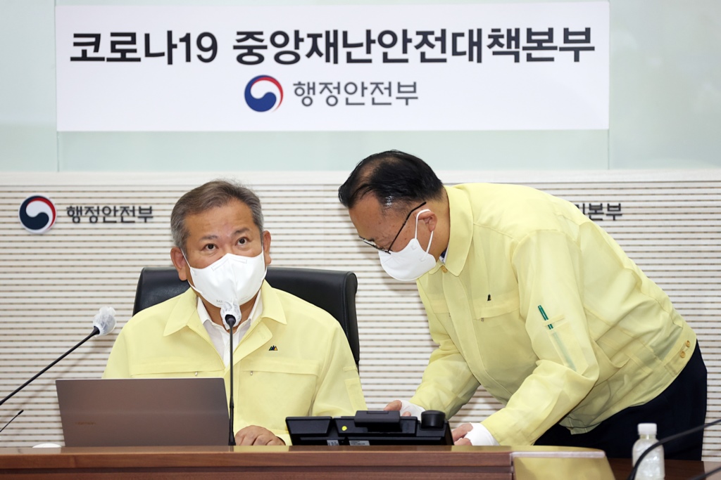 이상민 중대본 2차장(행정안전부 장관)이 24일 오전 정부세종청사에서 코로나19 중앙재난안전대책본부 회의를 주재하고 관계자로부터 상황보고를 받고 있다.