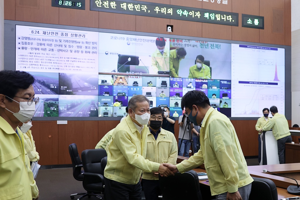 이상민 중대본 2차장(행정안전부 장관)이 24일 오전 정부세종청사에서 코로나19 중앙재난안전대책본부 회의에 앞서 참석 관계자들과 악수하고 있다.