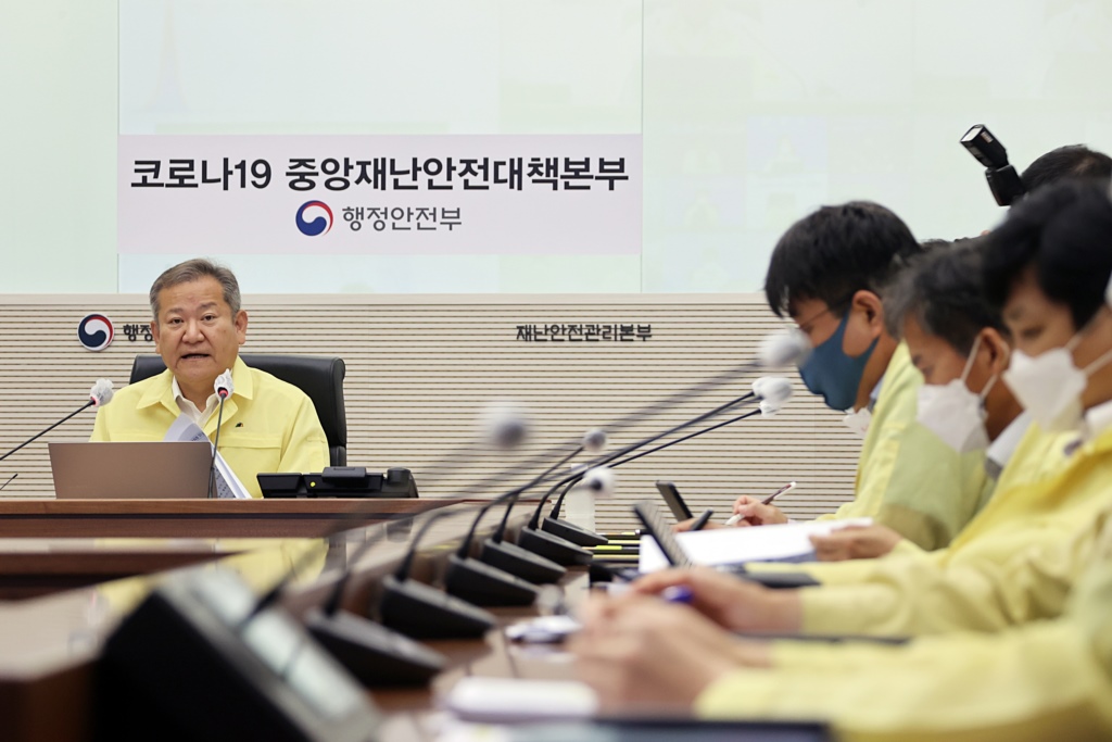 이상민 중대본 2차장(행정안전부 장관)이 24일 오전 정부세종청사에서 코로나19 중앙재난안전대책본부 회의를 주재하고 있다.