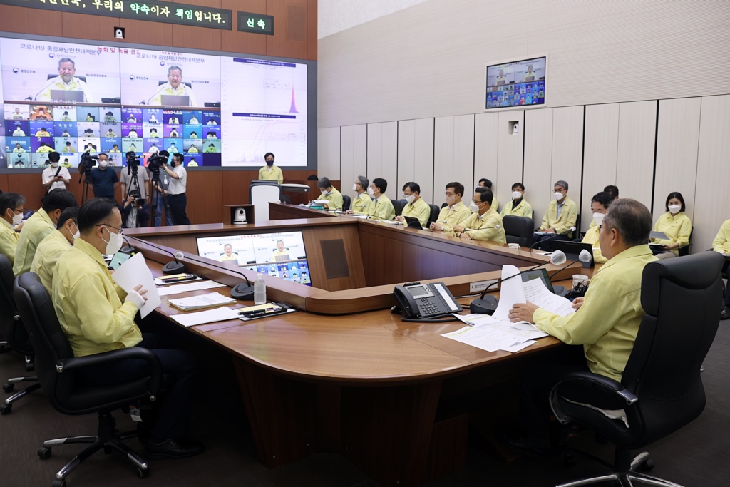 이상민 중대본 2차장(행정안전부 장관)이 24일 오전 정부세종청사에서 코로나19 중앙재난안전대책본부 회의를 주재하고 있다.