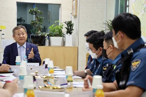 Minister Lee Sang-min visits the Hongik patrol division at Seoul Mapo Police Station.
