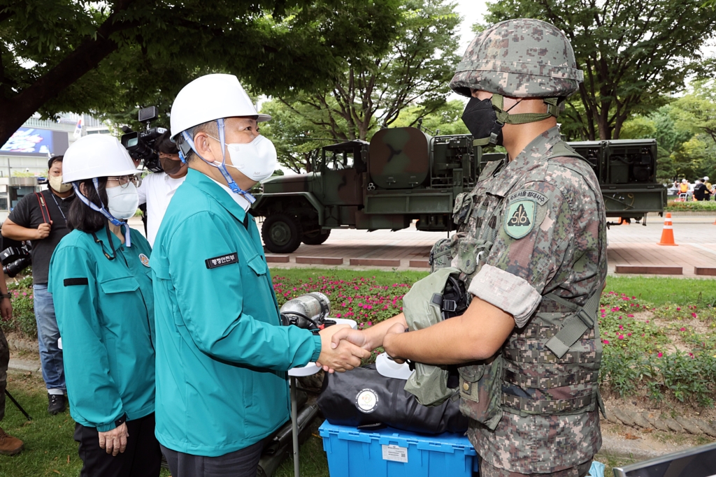 이상민 행정안전부 장관이 24일 오후 서울 종로구 정부서울청사에서 열린 '22년 을지연습 연계 민방공 훈련을 참관하고 군 관계자들을 격려하고 있다.