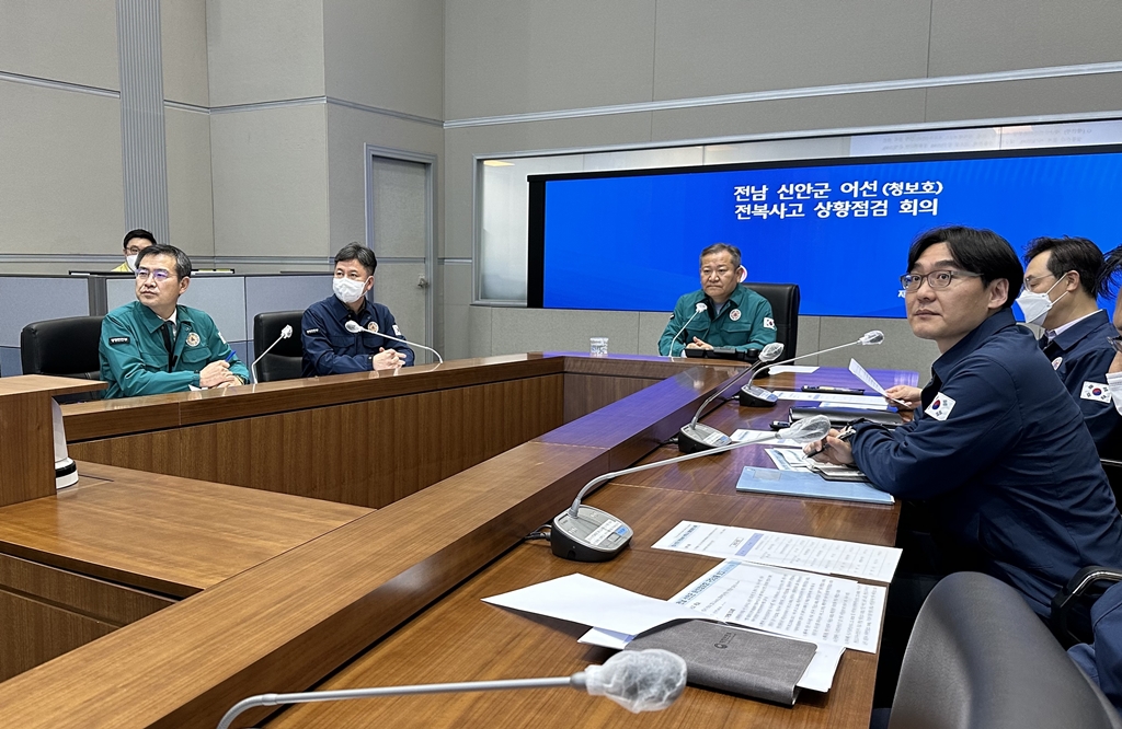 Minister of the Interior and Safety Lee Sang-min presided over an emergency meeting on the capsized fishing boat (the Cheongbo) held at the Seoul Situation Center of the Central Disaster and Safety Countermeasures Headquarters at the Government Complex Seoul in Jongno-gu, Seoul, on the afternoon of the 5th.