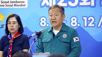 Minister Lee Sang-min briefs the emergency relocation plan of Saemanguem World Scout Jamboree participants in preparation for a typhoon.