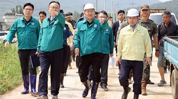 Minister Lee Sang-min inspects Typhoon Khanun affected areas.
