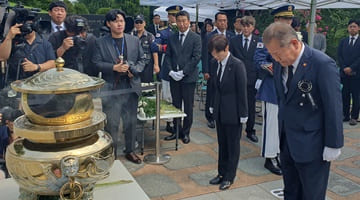 Minister Lee Sang-min attends the memorial ceremony of late President Kim Daejung.