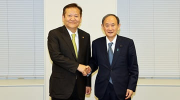 Minister of the Interior and Safety Lee Sang-min meets with former Prime Minister Suga Yoshihide.