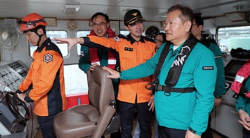 Minister Lee Sang-min inspects safety management for the '18th Busan Fireworks Festival.'
