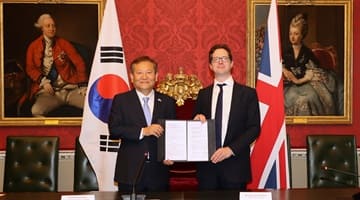 Minister Lee Sang-min signs MOU on Korea-UK Digital Government Cooperation.