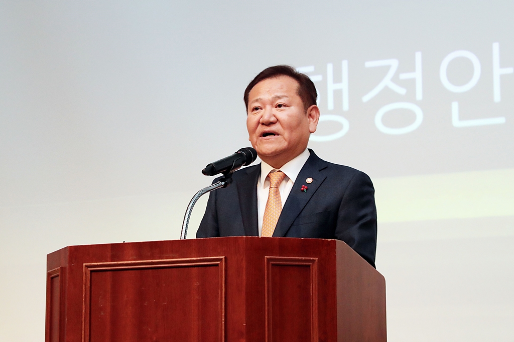 이상민 행정안전부 장관이 5일 오후 부산시 동구 부산항국제컨벤션센터에서 열린 '2023 전국자원봉사자대회'에 참석해 축사를 하고 있다.