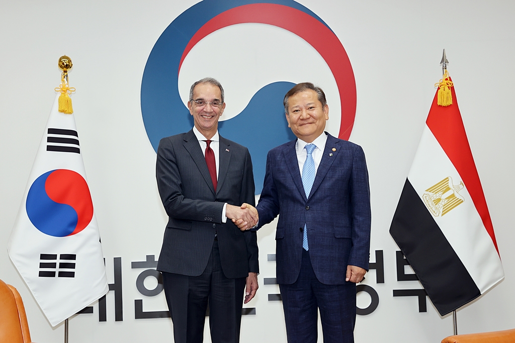 Minister of the Interior and Safety, Lee Sang-min, met with the Egyptian Minister of Communications and Information Technology, H.E. Amr Talaat, at the Government Complex in Jongno-gu, Seoul, on the morning of the 7th. They discussed establishing a digital government cooperation center in Egypt and and explored further areas of cooperation.