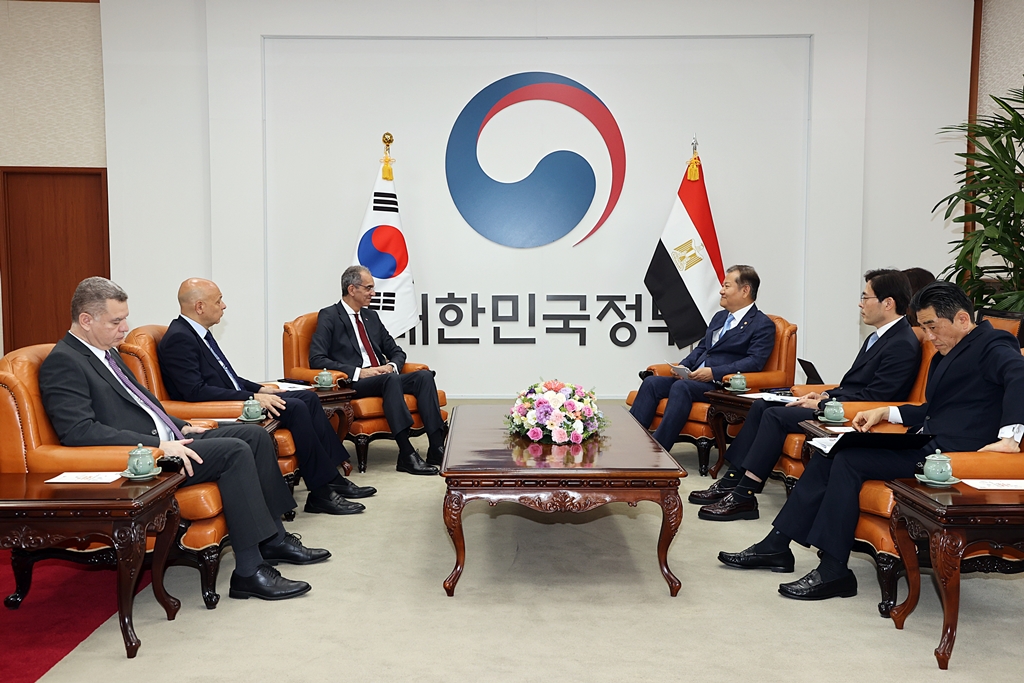Minister of the Interior and Safety, Lee Sang-min, met with the Egyptian Minister of Communications and Information Technology, H.E. Amr Talaat, at the Government Complex in Jongno-gu, Seoul, on the morning of the 7th. They discussed establishing a digital government cooperation center in Egypt and and explored further areas of cooperation.