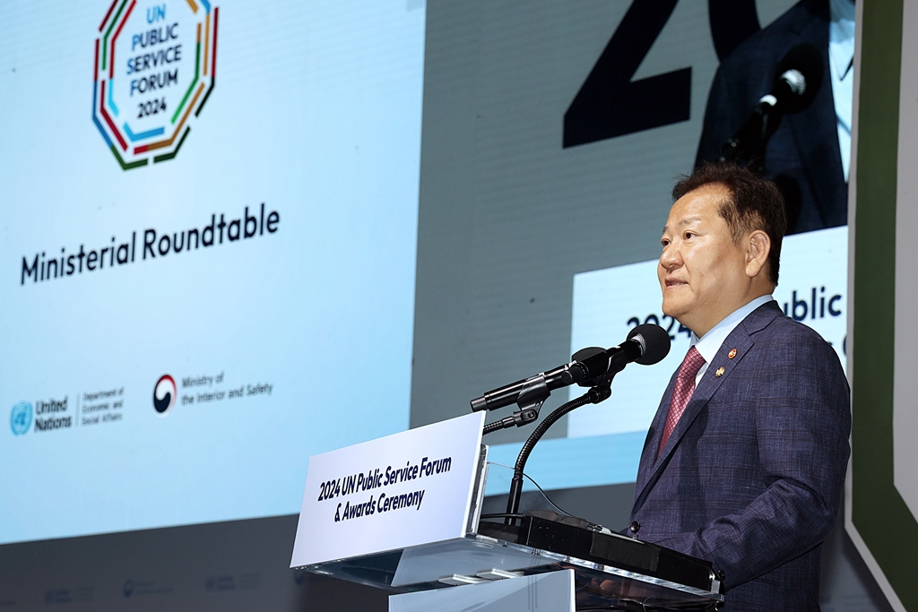 Minister of the Interior and Safety Lee Sang-min delivers the opening remarks at the Ministerial Roundtable of UN Member States during the 2024 UN Public Service Forum at Songdo Convensia in Incheon on the morning of the 26th.