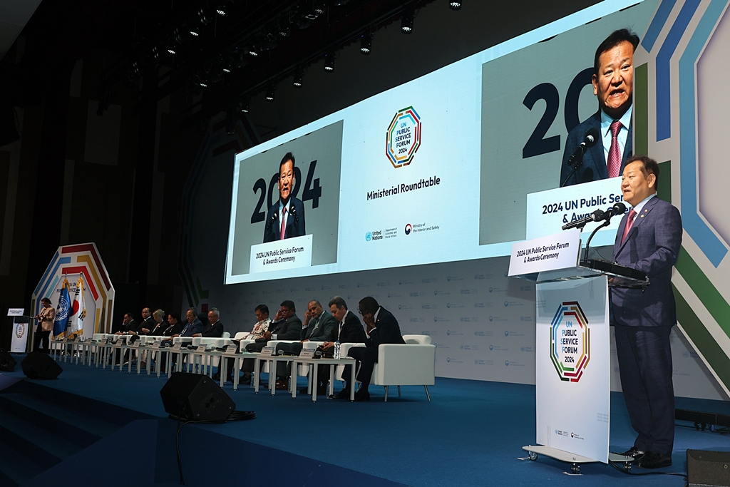 Minister of the Interior and Safety Lee Sang-min delivers the opening remarks at the Ministerial Roundtable of UN Member States during the 2024 UN Public Service Forum at Songdo Convensia in Incheon on the morning of the 26th.