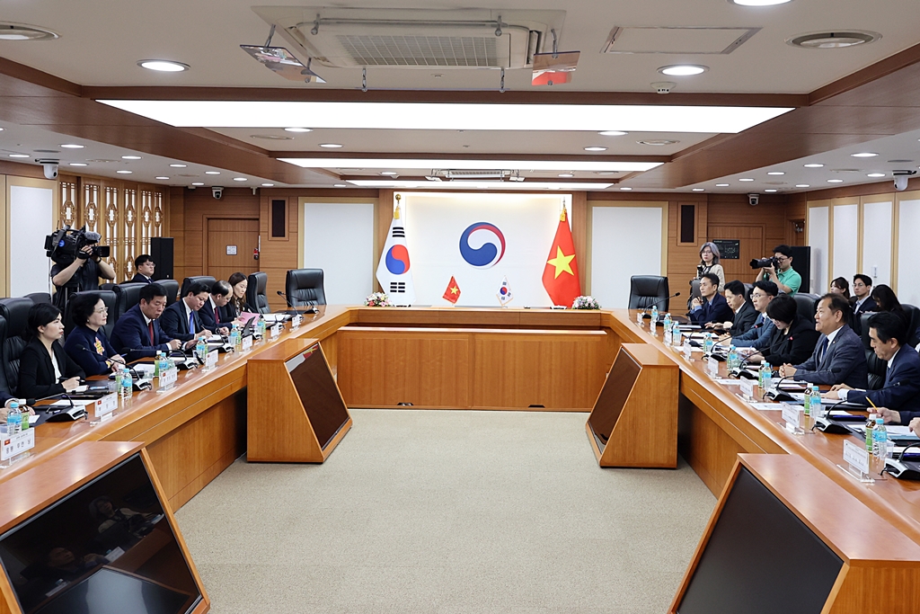 Minister of the Interior and Safety Lee Sang-min greets Vietnamese Minister of Home Affairs Pham Thi Thanh Tra at a meeting to discuss public administration exchange and cooperation between the two countries.
