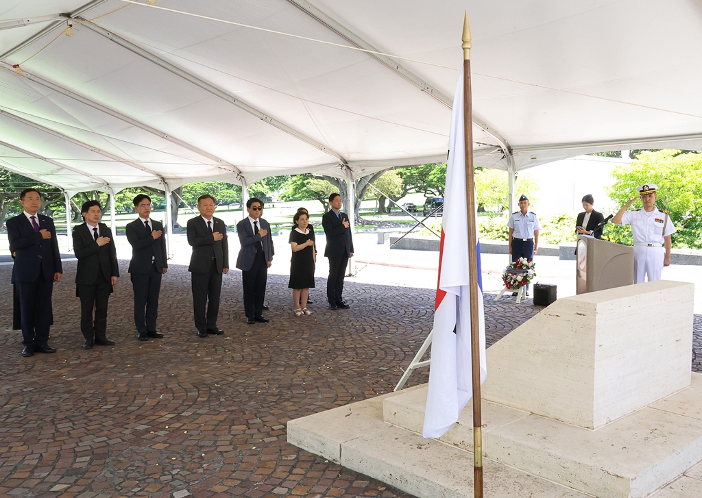 Minister of the Interior and Safety Lee Sang-min salutes the Korean national flag as the Korean national anthem plays during a visit to the National Memorial Cemetery of the Pacific in Honolulu, Hawaii, U.S., on the afternoon of the 6th (local time).