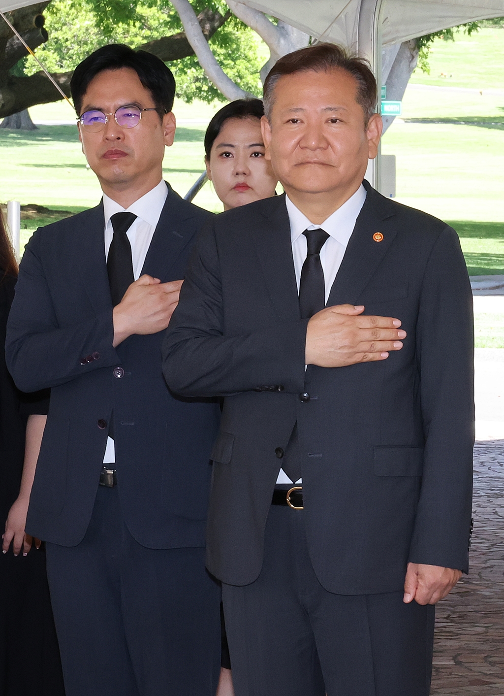 Minister of the Interior and Safety Lee Sang-min salutes the Korean national flag as the Korean national anthem plays during a visit to the National Memorial Cemetery of the Pacific in Honolulu, Hawaii, U.S., on the afternoon of the 6th (local time).