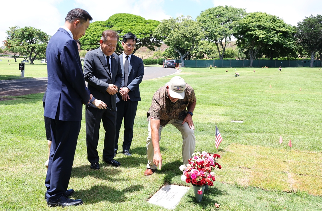 Minister Lee Sang-min listens to an official from the National Memorial Cemetery of the Pacific after laying a wreath at the National Memorial Cemetery of the Pacific in Honolulu, Hawaii, U.S., on the afternoon of the 6th (local time).