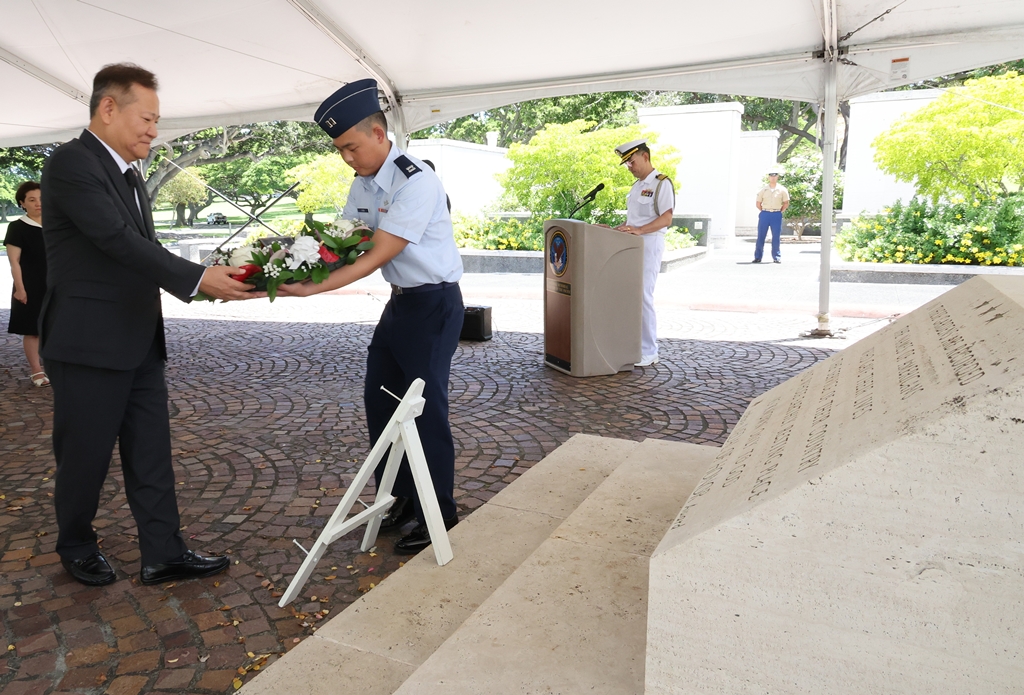 Minister Lee Sang-min lays a wreath at the National Memorial Cemetery of the Pacific in Honolulu, Hawaii, U.S., on the afternoon of the 6th (local time).