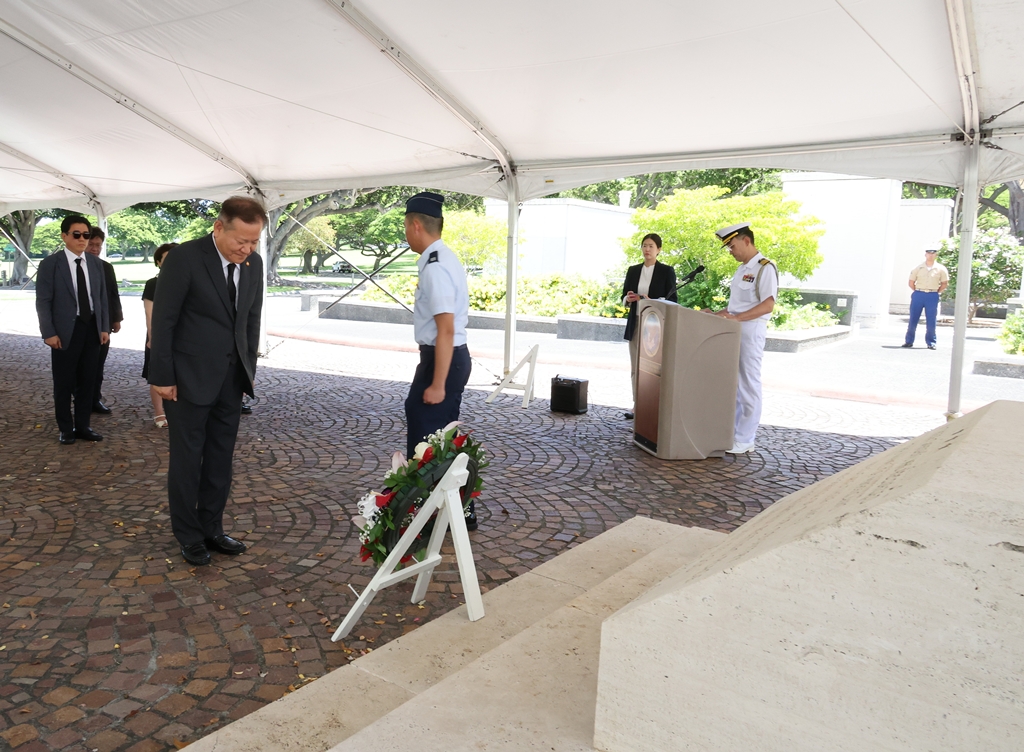 Minister Lee Sang-min offers a moment of silence after laying a wreath at the National Memorial Cemetery of the Pacific in Honolulu, Hawaii, U.S., on the afternoon of the 6th (local time).