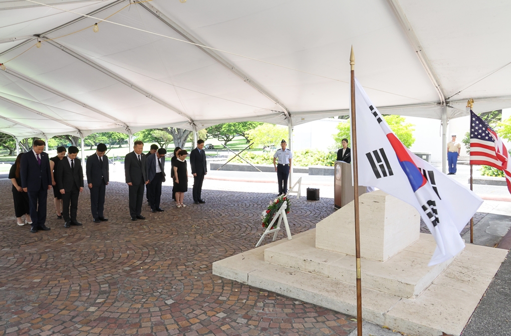 Minister Lee Sang-min offers a moment of silence after laying a wreath at the National Memorial Cemetery of the Pacific in Honolulu, Hawaii, U.S., on the afternoon of the 6th (local time).