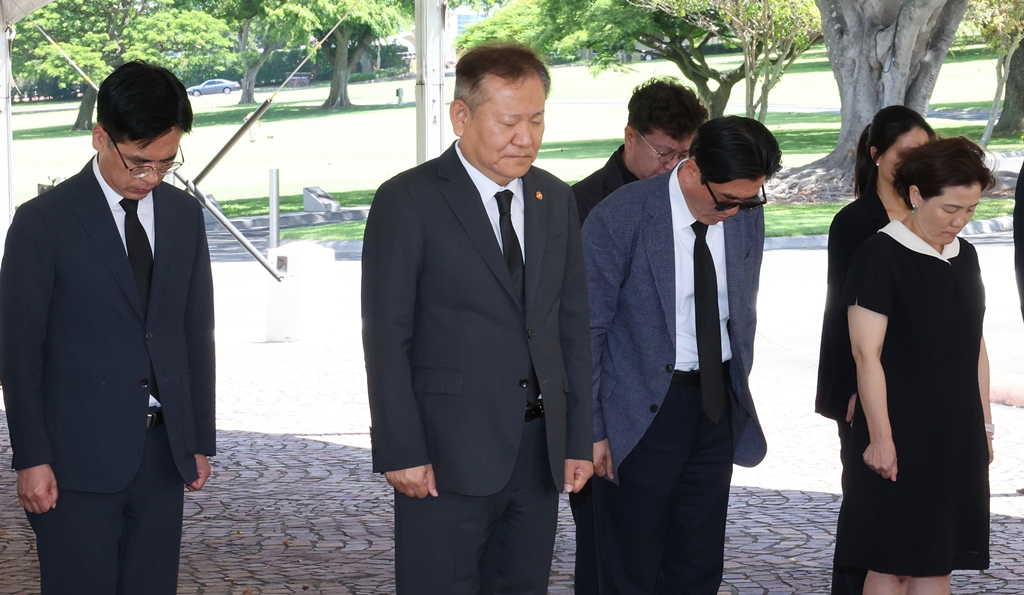 Minister Lee Sang-min offers a moment of silence after laying a wreath at the National Memorial Cemetery of the Pacific in Honolulu, Hawaii, U.S., on the afternoon of the 6th (local time).