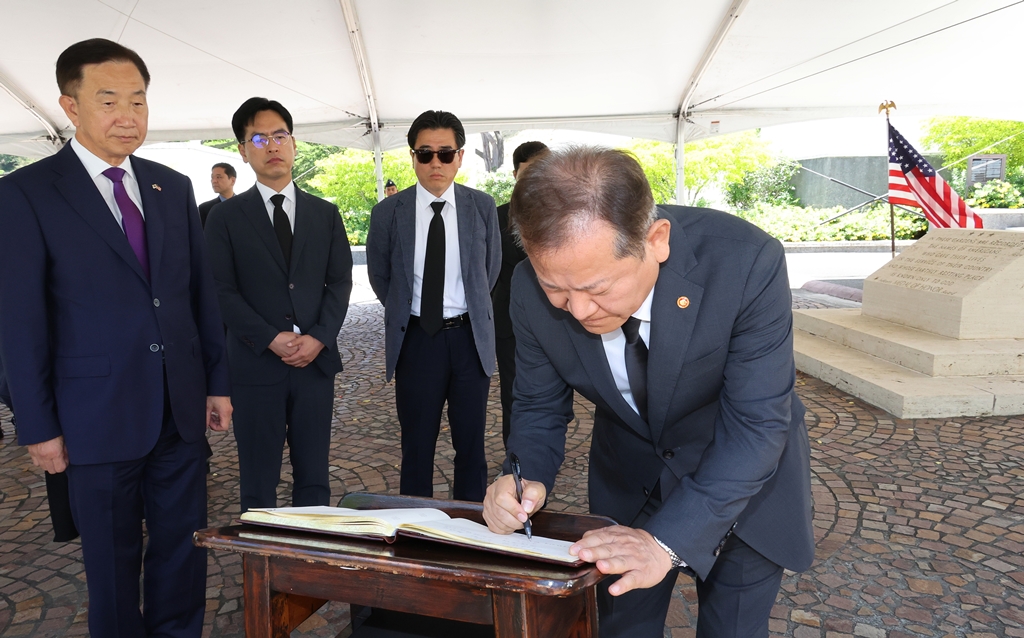 Minister Lee Sang-min writes in the guest book after laying a wreath at the National Memorial Cemetery of the Pacific in Honolulu, Hawaii, U.S., on the afternoon of the 6th (local time).