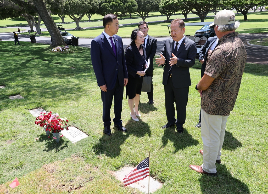 Minister Lee Sang-min listens to an official from the National Memorial Cemetery of the Pacific after laying a wreath at the National Memorial Cemetery of the Pacific in Honolulu, Hawaii, U.S., on the afternoon of the 6th (local time).