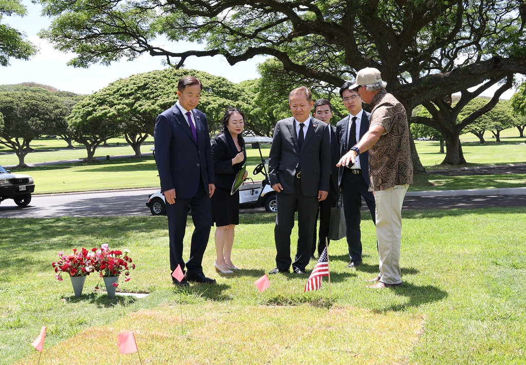 Minister Lee Sang-min listens to an official from the National Memorial Cemetery of the Pacific after laying a wreath at the National Memorial Cemetery of the Pacific in Honolulu, Hawaii, U.S., on the afternoon of the 6th (local time).