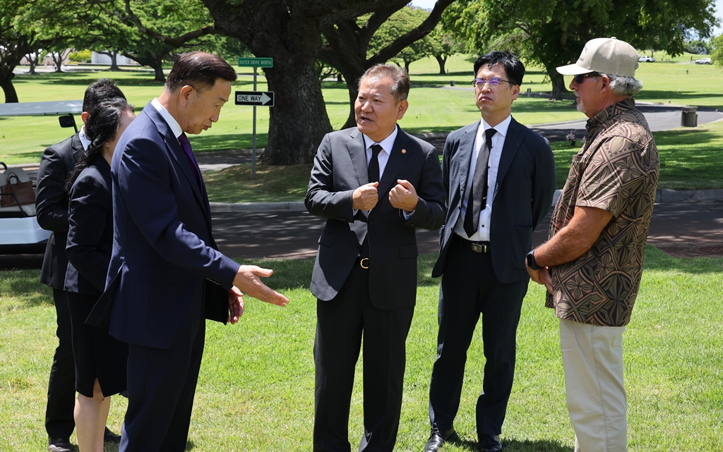 Minister Lee Sang-min listens to an official from the National Memorial Cemetery of the Pacific after laying a wreath at the National Memorial Cemetery of the Pacific in Honolulu, Hawaii, U.S., on the afternoon of the 6th (local time).