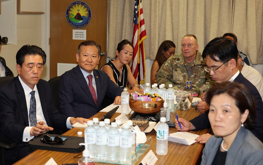 Minister Lee Sang-min visits the Hawaii Emergency Management Agency (HIEMA) in the afternoon of the 7th (local time) to hear from HIEMA Director Kenneth Hara on the status of Hawaii's disaster management system and the agency.