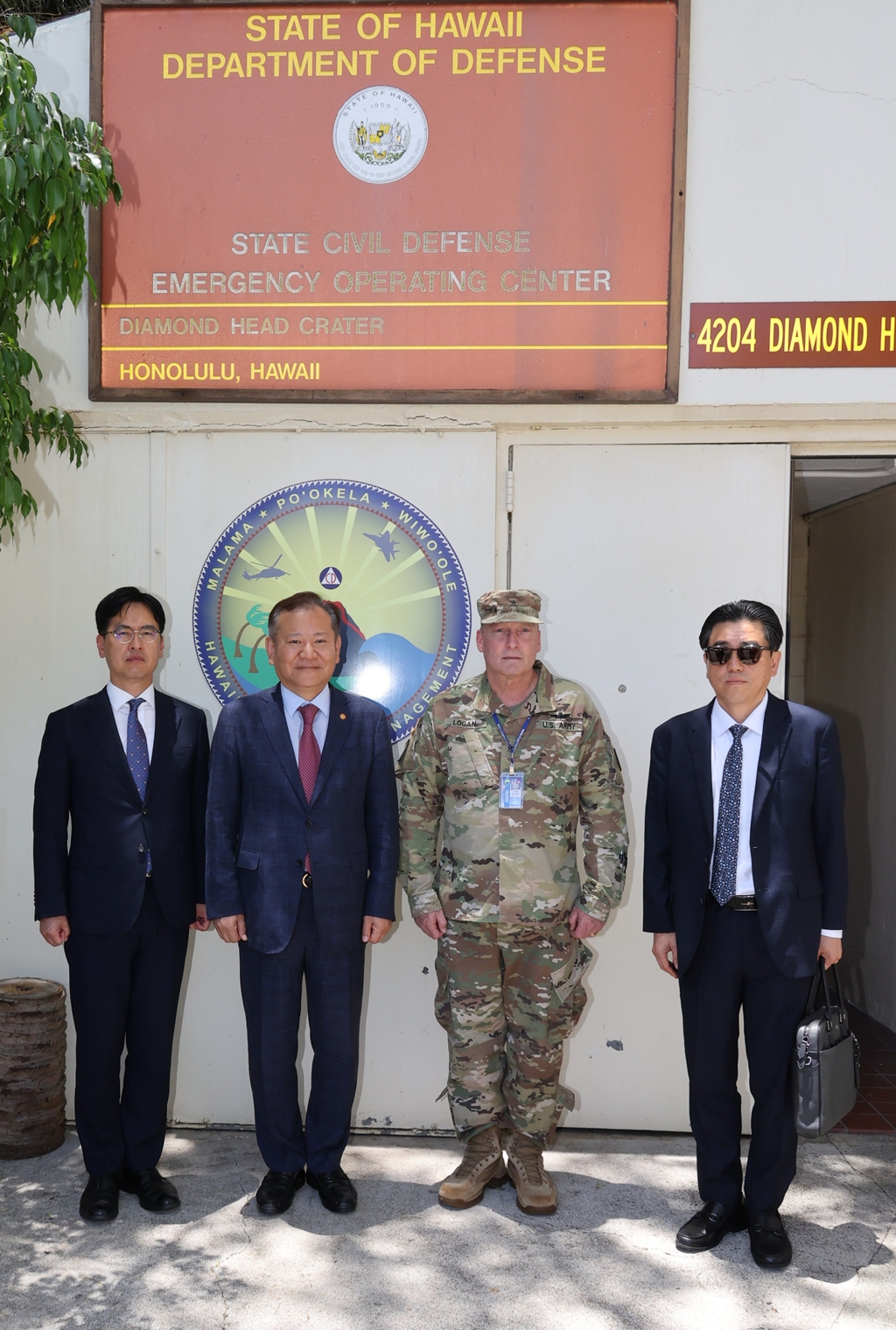 Minister Lee Sang-min poses for a photo with HIEMA Director Kenneth Hara during a visit to the agency on the afternoon of the 7th (local time).
