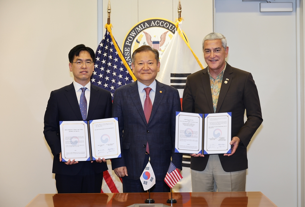 On the morning of the 7th (local time), Minister Lee Sang-min, Deputy Minister Kim Min-jae, and DPAA Director Kelly McKeague pose for a photo after signing an MOU between the Ministry of the Interior and Safety and the DPAA to cooperate on the exhumation and identification of remains in the Pacific war zone.