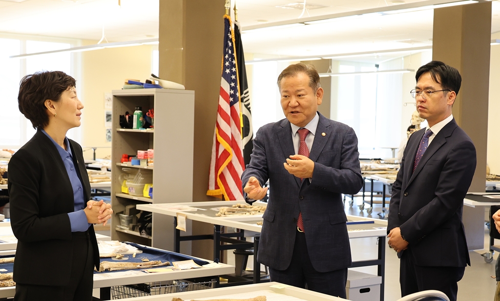 Minister Lee Sang-min listens to officials about the status of the investigation and exhumation of remains from the Pacific region at the DPAA's laboratory in Hawaii, U.S., on the morning of the 7th (local time).