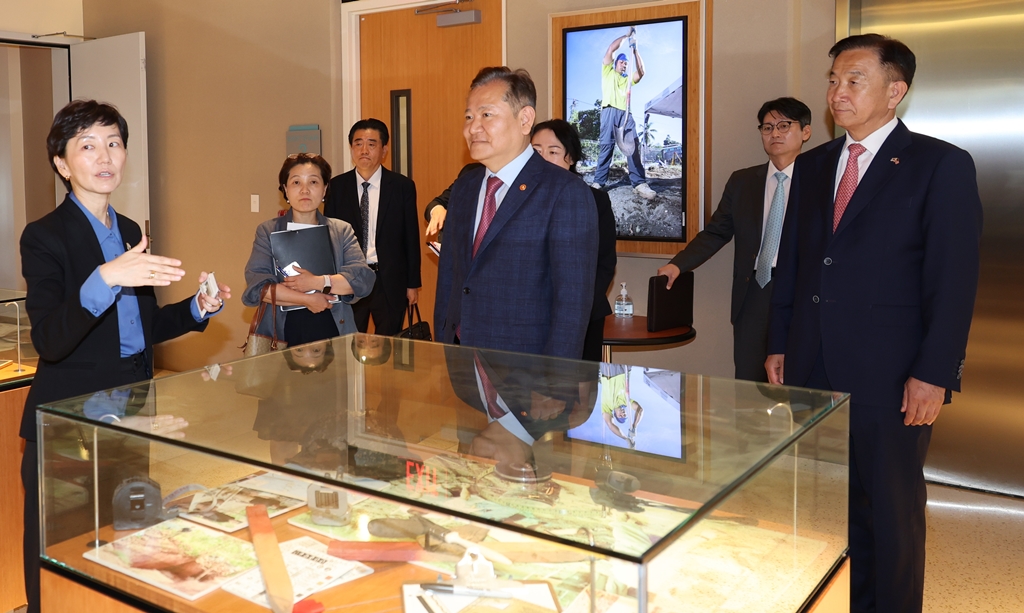 Minister Lee Sang-min listens to officials about the status of the investigation and exhumation of remains from the Pacific region at the DPAA's laboratory in Hawaii, U.S., on the morning of the 7th (local time).