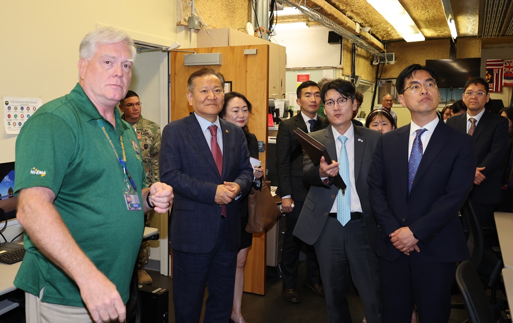 Minister Lee Sang-min visits the Hawaii Emergency Management Agency (HIEMA) in the afternoon of the 7th (local time) to hear from HIEMA Director Kenneth Hara on the status of Hawaii's disaster management system and the agency.