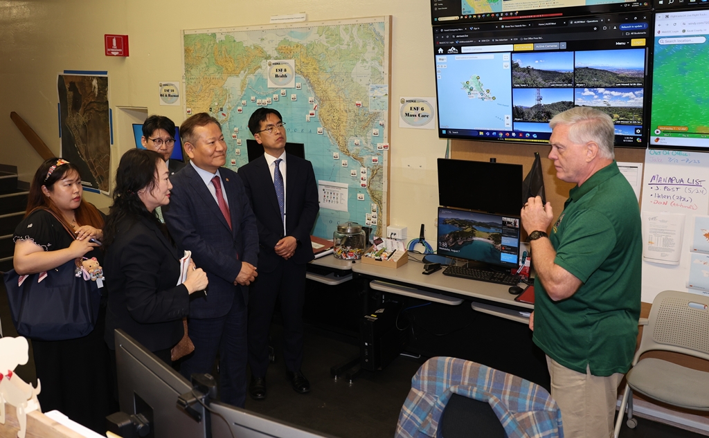 Minister Lee Sang-min visits the Hawaii Emergency Management Agency (HIEMA) in the afternoon of the 7th (local time) to hear from HIEMA Director Kenneth Hara on the status of Hawaii's disaster management system and the agency.